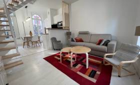 Les murs et plafond du séjour et la cuisine ouverte en fond