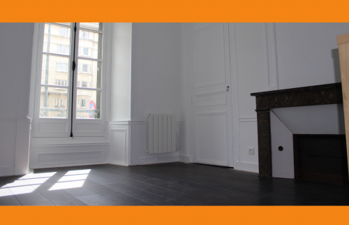 Rénovation soignée avec étagères sur mesure et radiateur design – accompagnement La Maison Des Travaux.