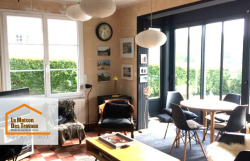 Nouvelle véranda lumineuse à Lure, offrant un espace de vie agréable et moderne. Réalisation par La Maison Des Travaux - Vesoul.