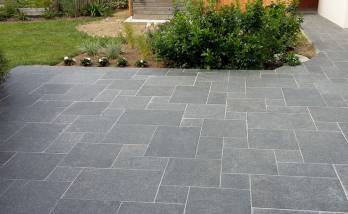 terrasse dalles en granit gris joins mortier blanc à Pleyben (29190)