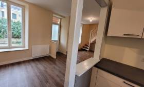 Depuis la cuisine ouverte vers le séjour