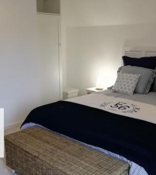 Chambre rénovée avec soin, murs repeints et parquet moderne pour une ambiance élégante et reposante à Vesoul.