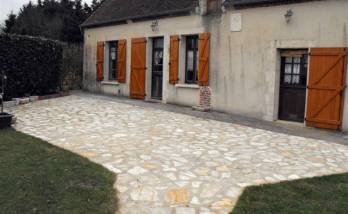 Terrasse en pierre de Bourgogne avec allée descendanteà Génicourt (95650) - 