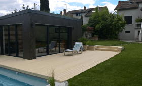 plage de piscine en bois