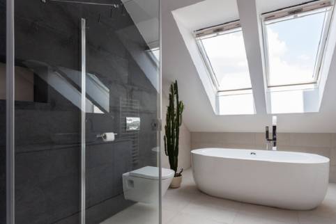 salle de bain sous toiture à Montfort-sur-Meu