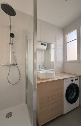 Douche et meuble vasque, vue d'ensemble salle de bain