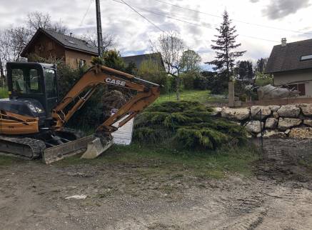 Travail de la tracts-elle pendant l'enrochement