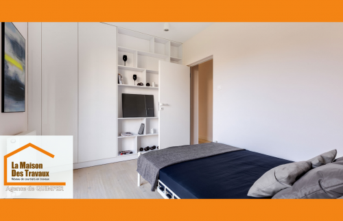 Chambre rénovée avec sobriété, murs lissés et teintes claires pour une ambiance apaisante et moderne.