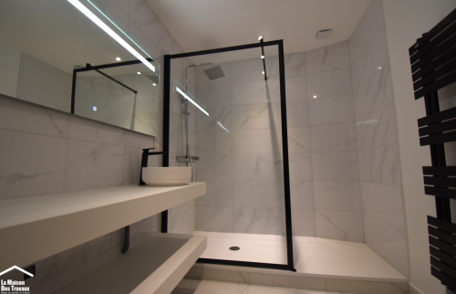 Salle de bain avec douche