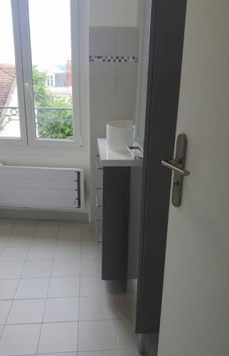 Intégration chauffage format plitne sous fenêtre salle d'eau - Cergy - 95000 -