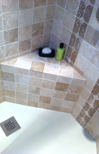 Petit banc de douche en angle