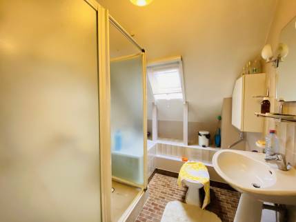 Ancienne salle de bain en sous-pente dans maison en rénovation - Nantes 44200