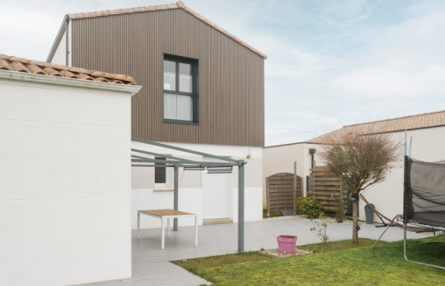 Surélévation de 50m² d'une maison à Basse-Goulaine - vue du jardin