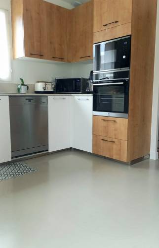 Meuble toute hauteur qui permet de nombreux rangements 