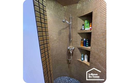 Intérieure d'une douche hélicoïdale