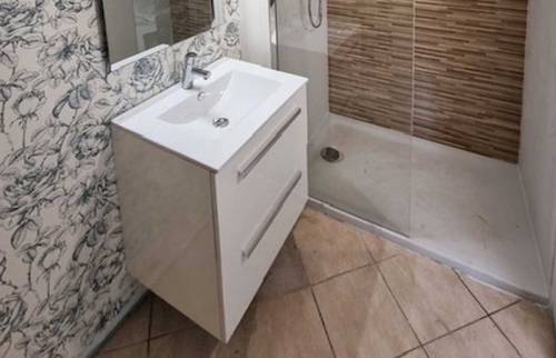 Le meuble vasque et la douche à l'italienne
