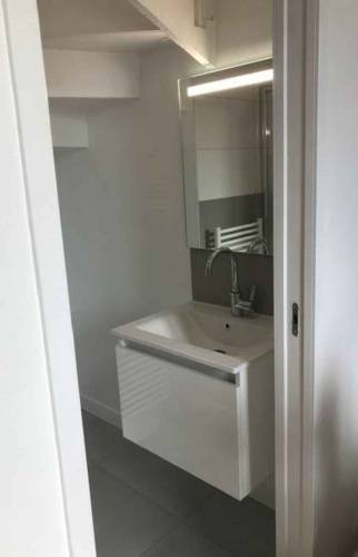 Aménagement salle d'eau sous escalier - Ploemeur (56270)