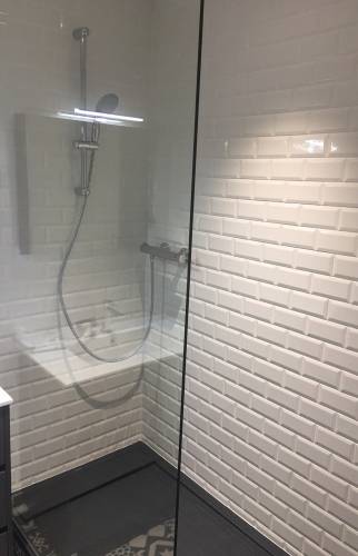 douche a l'italienne receveur noir carreaux métro