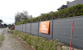 Pose d'une clôture panneaux alu