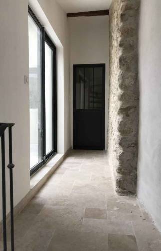 Couloir vers patio et bureau