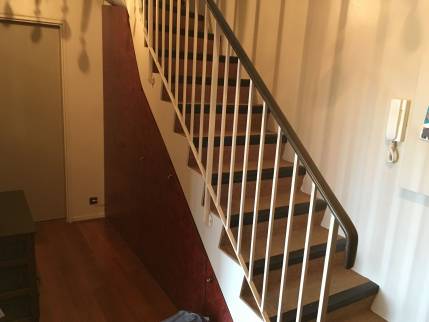 Escalier intérieur et entrée avant travaux de rénovation intérieure dans une maison - Lille 59000