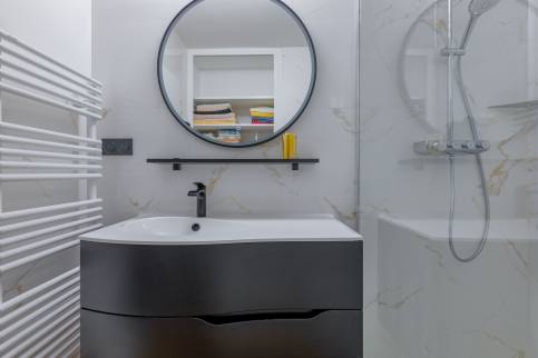 Fontaines Sur Saône (69270) : Rénovation complète d'une salle de bains avec l'alliance réussie du carrelage effet marbre et du noir