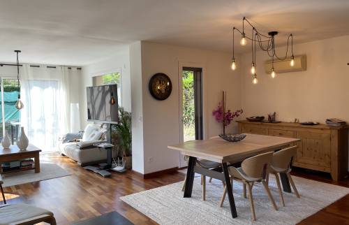 Au premier plan, l'existant et au second plan, le salon dans l'extension