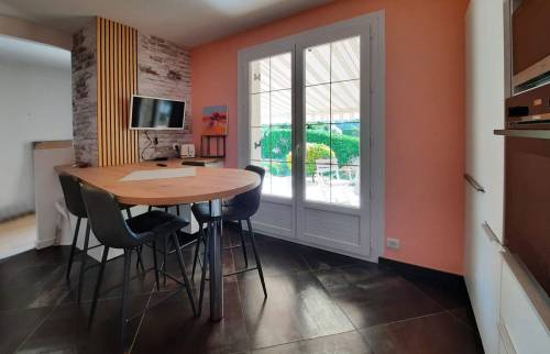 Le comptoir face à la porte fenêtre