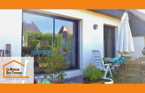 Remplacement de baie vitrée moderne à Luxeuil avec La Maison Des Travaux, agence experte en rénovation extérieure.