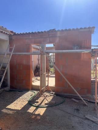 Travaux de maçonnerie en cours lors d'une construction d'extension en briques monomur - Ourches 26120