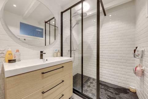 Une salle de bains dans un esprit vintage rétro, rénovation complète sur Lyon 9ème