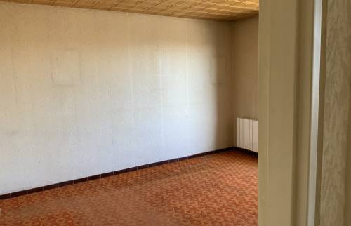 chambre avec ancien revêtement de sol posé à Alès 30100 