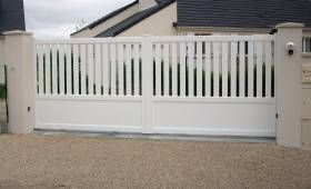 portail motorisé coulissant en aluminium laqué blanc - Pontoise (95)