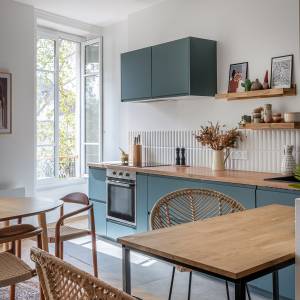 Cuisine bleue pale bois et blanche