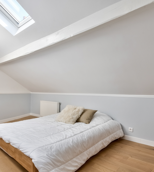 Une magnifique chambre d'amis avec parquet massif sous les combles pour accueillir ses proches