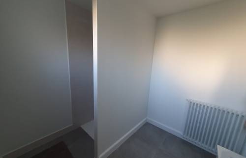 Travaux en Cours : Pose de Carrelage pour Salle de Bain