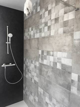 Douche ouverte dans une maison rénovée - Saint-Jean-de-Niost 01800