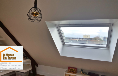 Finitions intérieures soignées après installation de fenêtres de toit Velux.