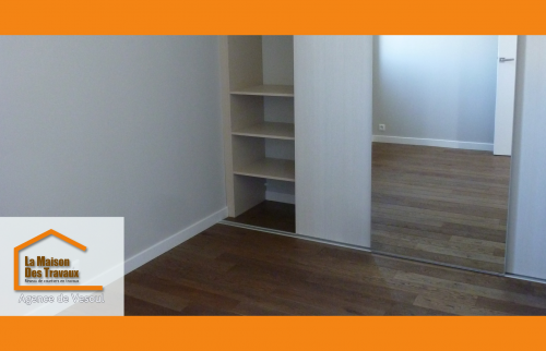 Un dressing sur mesure qui allie esthétique et fonctionnalité.