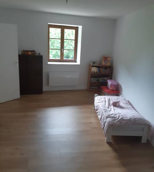 Aménagement d'une chambre dans une maison en pierres ancienne - Poncin 01