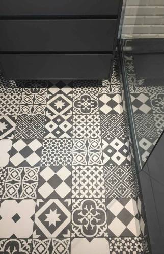 Sol en carreaux de ciment dans salle d'eau 75017