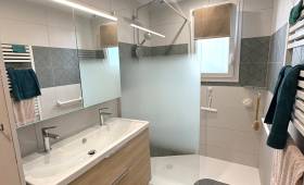 Grande douche à receveur plat