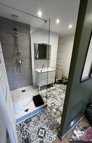 Salle de bain en cours de finition après les travaux de nos artisans terminés