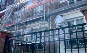 Peinture sur la façade, oriel à droite