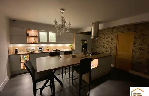 La cuisine avec son éclairage dans les niches