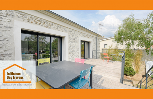 Terrasse bois cosy et moderne proche de Marmande, signée Sandrine Férin, La Maison Des Travaux.