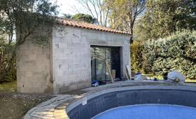 Construction de piscine à Sébazac Concourès : l'abri en travaux