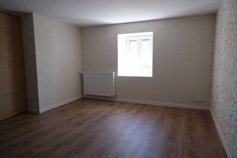 Chambre rénovée dans une maison en rénovation - Morléon 79