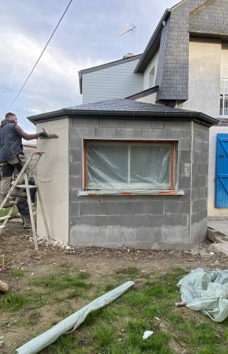 Pose de l'enduit sur extension - Application de l'enduit sur la nouvelle extension de maison