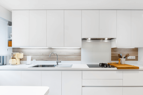 Rénovation de cuisine avec mobilier blanc épuré - Montpellier 34090